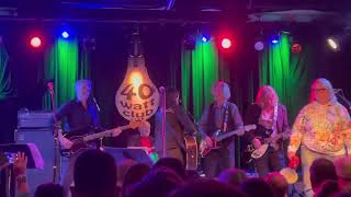 The Indigo Girls with Peter Buck and friends perform &quot;Orange Crush&quot; at Chronic Town 40th anniversary