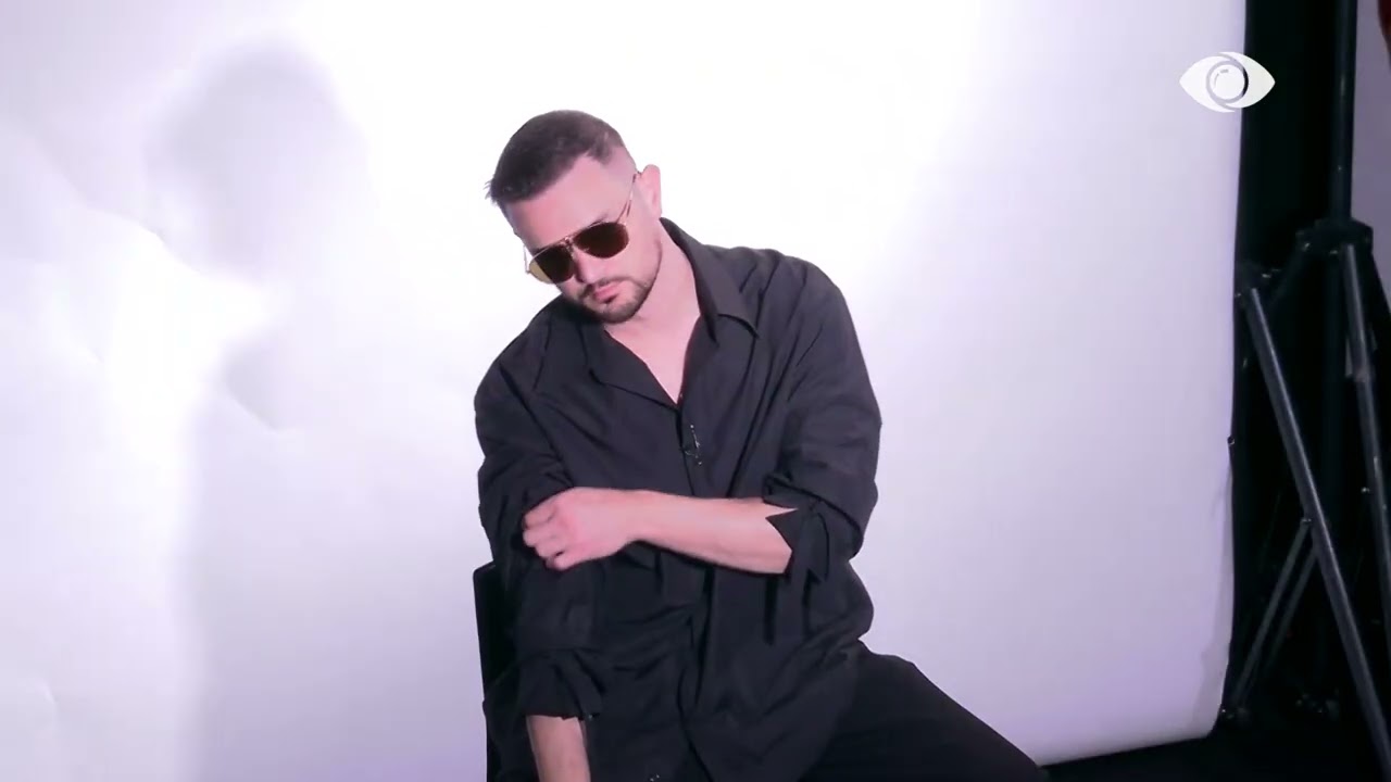 Shëndriti pozon me syzet e Enzo Attini-t