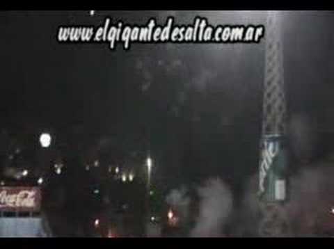 "Gimnasia y Tiro (salida ante CN)" Barra: La Dale Albo &bull; Club: Gimnasia y Tiro