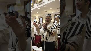 מטורףף (הרב אייל עמרמי) - התמונה מוצגת ישירות מתוך אתר האינטרנט יוטיוב. זכויות היוצרים בתמונה שייכות ליוצרה. קישור קרדיט למקור התוכן נמצא בתוך דף הסרטון