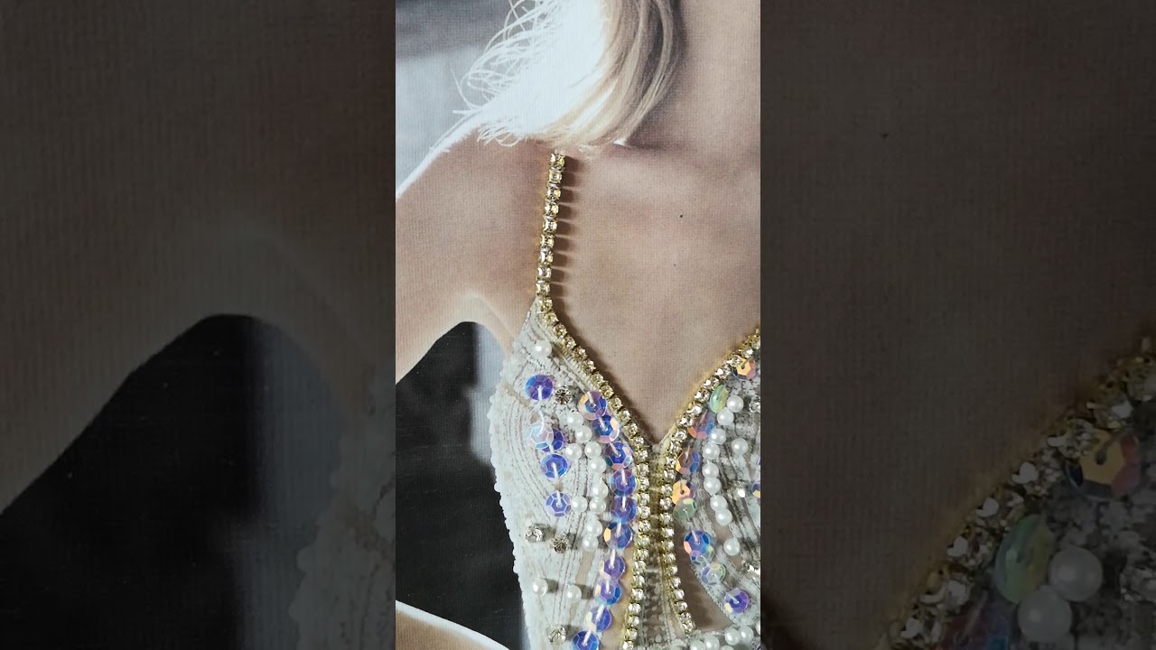 Damska koszulka z zdobioną suknią