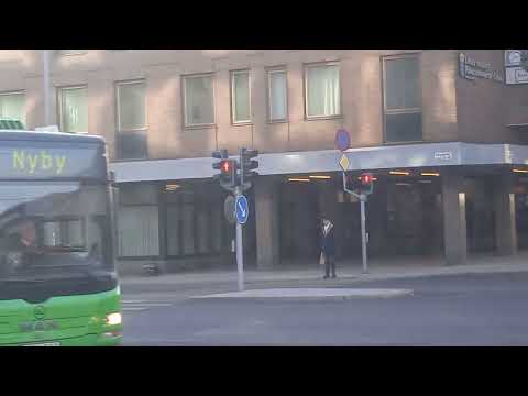Vaksala torg - Centralstationen med Gamla Uppsala Buss 472 på linje 4