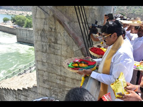 Hon’ble State Endowment Department Minister Sri Anam Ramanarayana Reddy released water from Somasila reservoir to Penna River through gates 5 and 6 and performed Jala Aarti to Gangamma