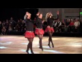 Les 12 cousins et cousines se placent en ligne. Puis quand la musique débute? Leur danse irlandaise est à couper le souffle!