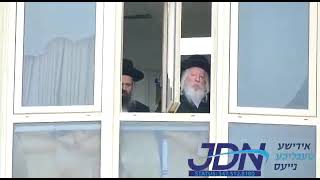 כ"ק אד"ש בלוויה, תוך שאלפי מהחסידים נסעו במיוחד לחזות בנועם ה', אחרי תקופת צימאון בשל הסגר.