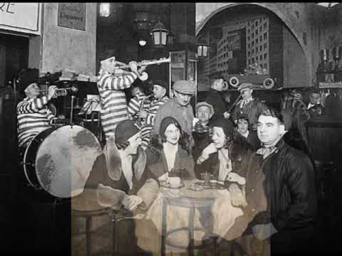 Η [[#Lotte Lenya [Λότε Λένια]#]], σύζυγος του Weill, σε ηχογράφηση του 1930, η οποία έγινε με το συγκρότημα [[#The Three Admirals#]]&nbsp;και την τζαζ ορχήστρα του πιανίστα [[#Theo Mackeben [Θίο Μακέμπεν]#]], τραγουδά το "Alabama Song" [«Αλαμπάμα σόνγκ»], που περιλαμβάνεται στην όπερα του Brecht, Η άνοδος και η πτώση της πόλης Μαχαγκόνι, σε στίχους του ίδιου, σε μετάφραση από τα γερμανικά της [[#Elisabeth Hauptmann [Ελίζαμπεθ Χάουπτμαν]#]] και σε μελοποίηση του Weill. 