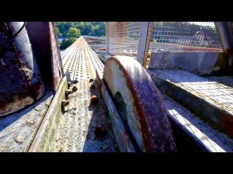 Riding a railway gantry / Conduite d'une passerelle SNCF abandonnée