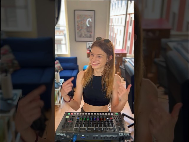 Vídeo relacionado con Roland TR-8S Rhythm Performer | Caja de ritmos avanzada con sonidos de percusión TR clásicos, incluidos los modelos TR-808, TR-909, TR-707, TR-727, TR-606 y CR-78 | Tecnología ACB | 128 Kits