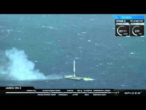 SpaceX снова успешно посадила свою ракету. Но на плавучую баржу — впервые! Фото.