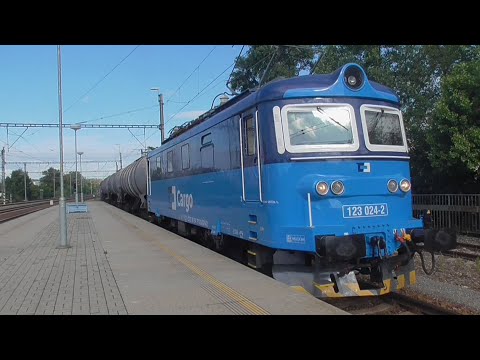 Nákladní vlaky - průjezd lokomotivy řady 123 Uhelka stanicí Praha-Holešovice + Pozdrav