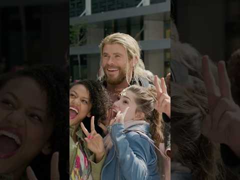 Loki diyip şemsiyeyle dürttüğü yere ölüyorum ya her seferinde | Thor Ragnarok (2017)