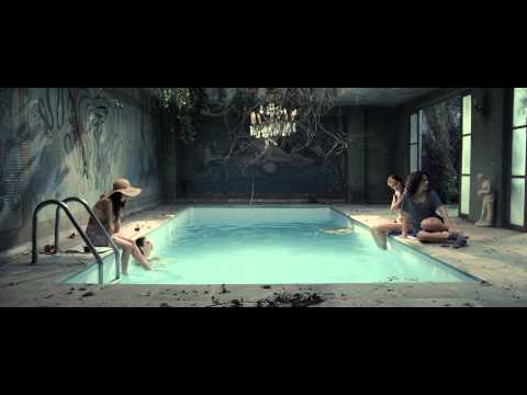 Más oscuro que la noche -- León Larregui Ft. Capri