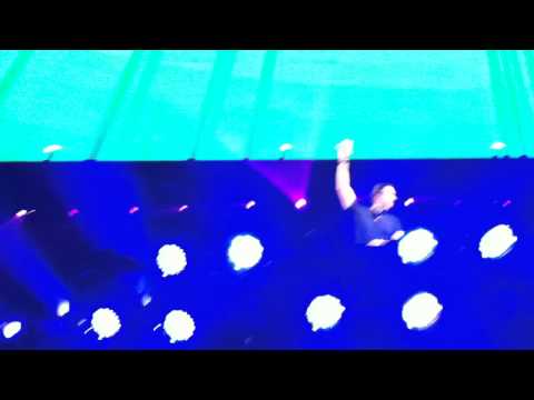 Cedric at Tiesto's Club Life Tour (Underworld -Two Months Off)