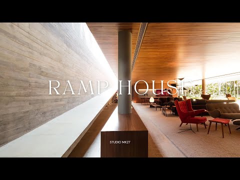 Yhden perheen talo, jossa on ramppi ja taidekokoelma rauhallisella puutarha-alueella