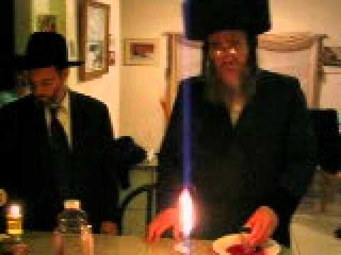 Rebbe reciting Havdalah