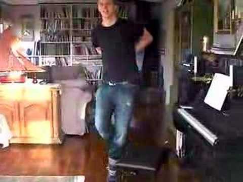 björn steppar med pjäxor på parketten