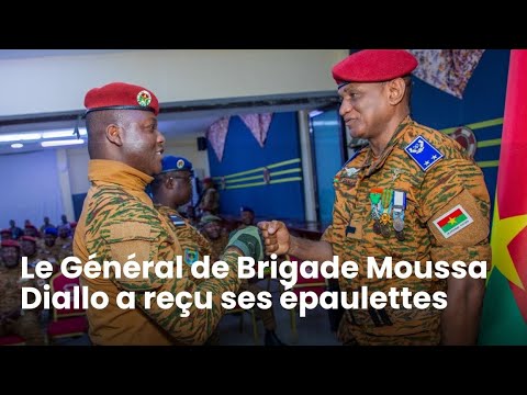 Captain Ibrahim Traoré presents the epaulettes to Brigadier General Moussa Diallo