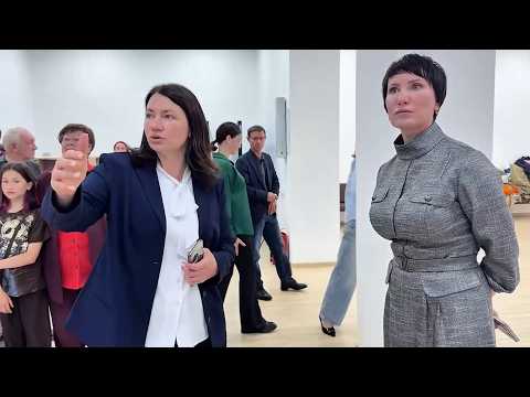 Мэр Лариса Поликанова посетила магаданскую парашютную школу