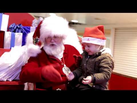 Store Santa Signs with a Deaf Girl
