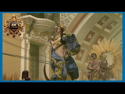 Luna de Xelajú y La Reina de Catedral bajo el Arco de Correos