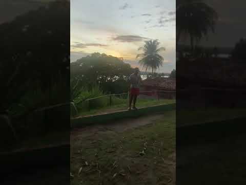 axofonista tocando atrás da igreja de vila velha Itamaracá pe