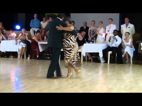  María del Carmen Romero  and  Jorge Dispari  are  dancing  to  a  milonga