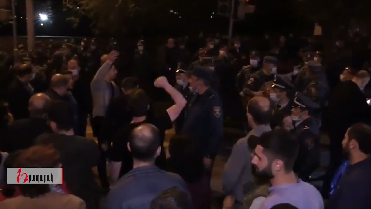 Ցուցարարներն ամառանոցի մոտ վանկարկում են Սյունիք