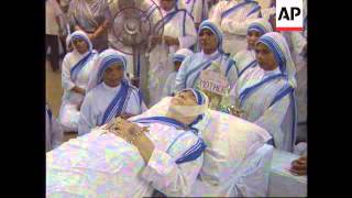 INDIA: CALCUTTA: MOURNERS FLOCK TO HOME OF MOTHER TERESA