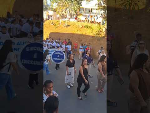 DESFILE ENTRE FOLHAS MG