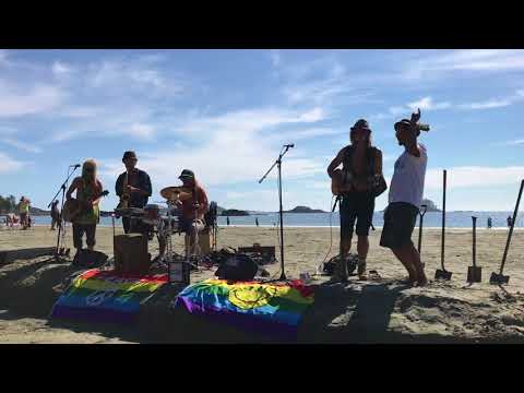 The Comfortably Sauvage - Air Of Freedom (live @ MacKenzie Beach, Tofino)