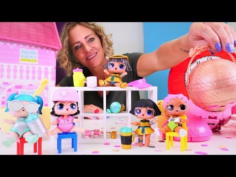Spielzeug Kindergarten mit Nicole. Wir packen LOL Surprise Puppen aus.