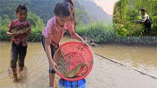 When uncle was away from home, Phuong Vy went to catch fish in the fields to sell for extra income