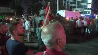 Vatandaşlar tankın üzerinde kalkışmaya direniyor