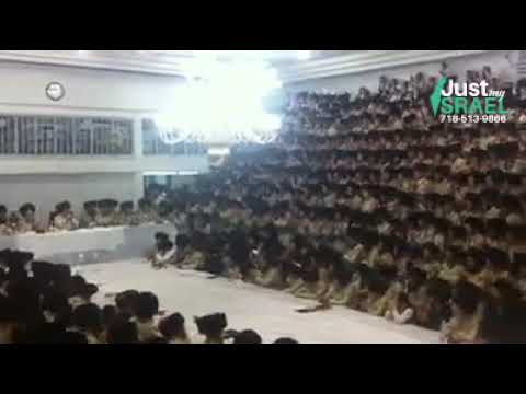 Singing "Hamavdil" in Toldos Aharon after the fast