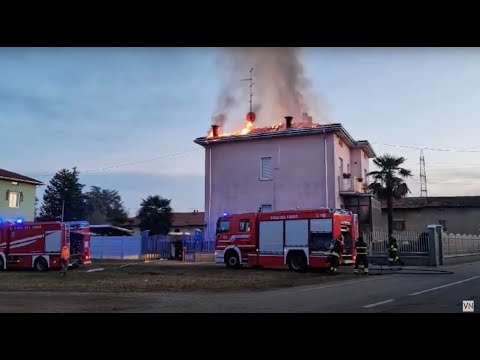 Palazzina in fiamme a Castiglione Olona