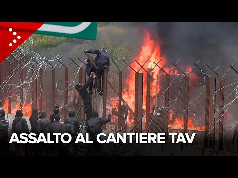 Assalto dei No Tav al cantiere dell'alta velocità in Val Susa: fiamme e barricate in autostrada