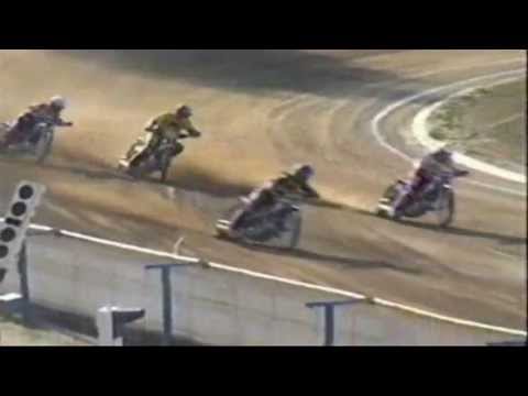 Walka na dystansie w meczu Unia Leszno - Włókniarz 2003.