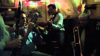 "JAZZ ME BLUES": DAN BARRETT / ANDY SCHUMM at THE EAR INN (Oct. 24, 2010)