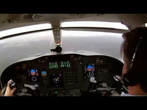 Where’s the runway! // Low ILS Approach in a Citation Jet
