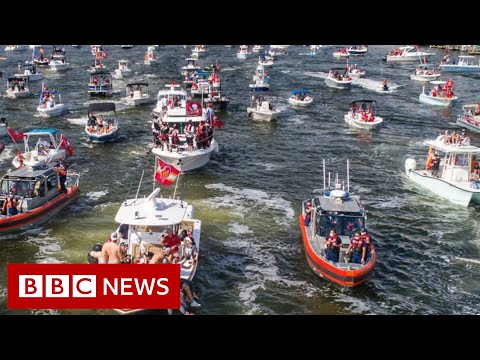 タンパベイ・バッカニーズのスーパーボウル優勝を祝う巨大なボートパレード - BBC ニュース (Huge boat parade to celebrate Tampa Bay Buccaneers Super Bowl win - BBC News)