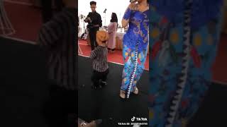 Download lagu Terkini!!! Lihat apa yang terjadi pada orang kerdil ini!!! mp3