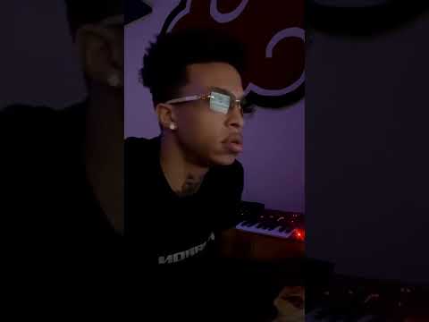 JoogSzn on live making the Old Drakeo beat