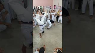 Movimento acrobatico na Roda de Capoeira -Junior  Pinheiro