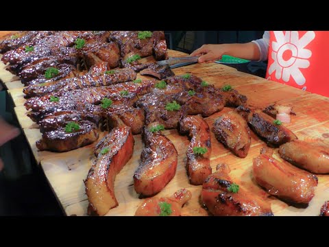 O maior mercado de comida de rua em Phuket Costelas, patos, carne frita e frutos do mar Thalang Road Tailândia