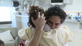 עופר קלדרון נפגש עם בת זוגו (עדכוני משרד ראש הממשלה) - התמונה מוצגת ישירות מתוך אתר האינטרנט יוטיוב. זכויות היוצרים בתמונה שייכות ליוצרה. קישור קרדיט למקור התוכן נמצא בתוך דף הסרטון