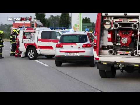 Schwerer Verkehrsunfall zwischen Auto und Traktor in Steinerkirchen an der Traun