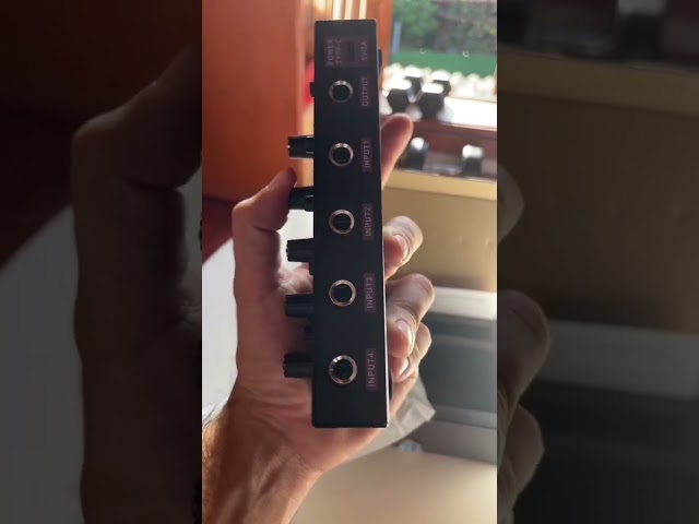 Vídeo relacionado con Mezclador de auriculares estéreo de 3,5 mm, consola de mezcla auditiva con doble entrada y capacidad de 2 salidas, mezclador de control de sonido