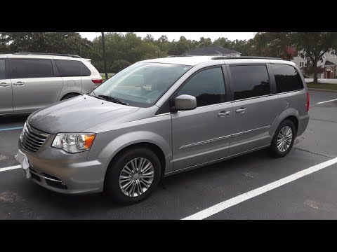2016 Chrysler Town & Country Touring startup, engine and in-depth tour