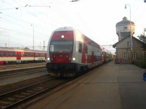 Příjezd vlaku Os 2024+hlášení před příjezdem vlaku R 370 Devín - Kúty