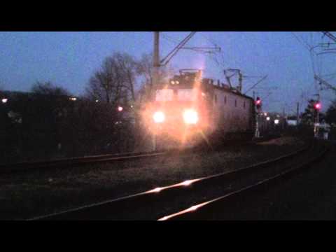 Locomotiva electrica 40-0666-4 se retrage la depou dupa ce a tras IR1834 - 11.04.2015